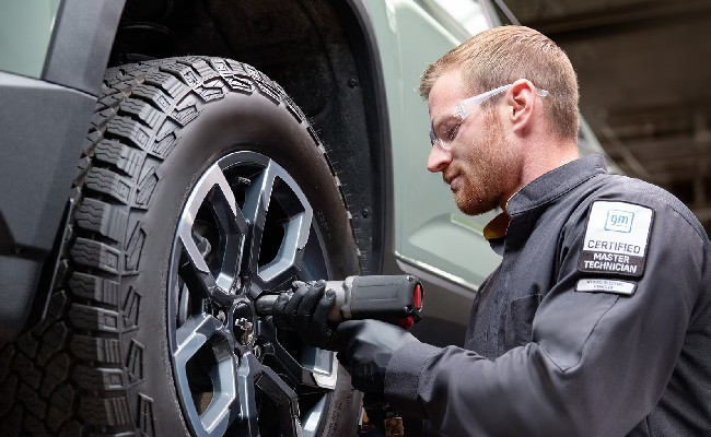 Mechanic loosening bolts